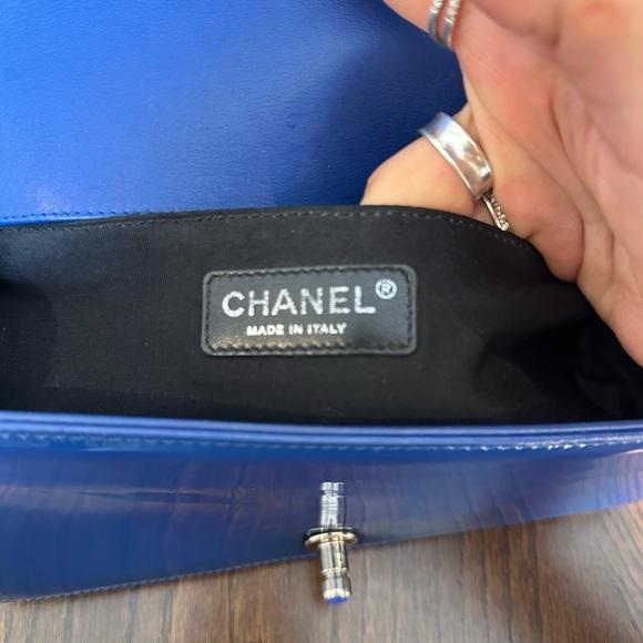 💗SOLD 💗 Patent Calfskin Quilted Medium Plexiglass Boy Flap Blue - Picture 11 of 13